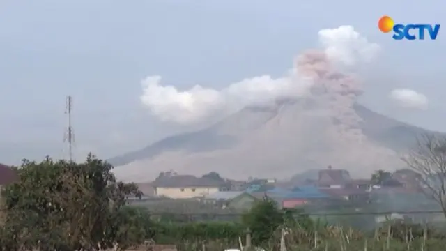 Pusat Vulkanologi Mitigasi Bencana Geologi mencatat Gunung Sinabung tiga kali erupsi dan mengeluarkan awan panas dengan ketinggian 1500 m.