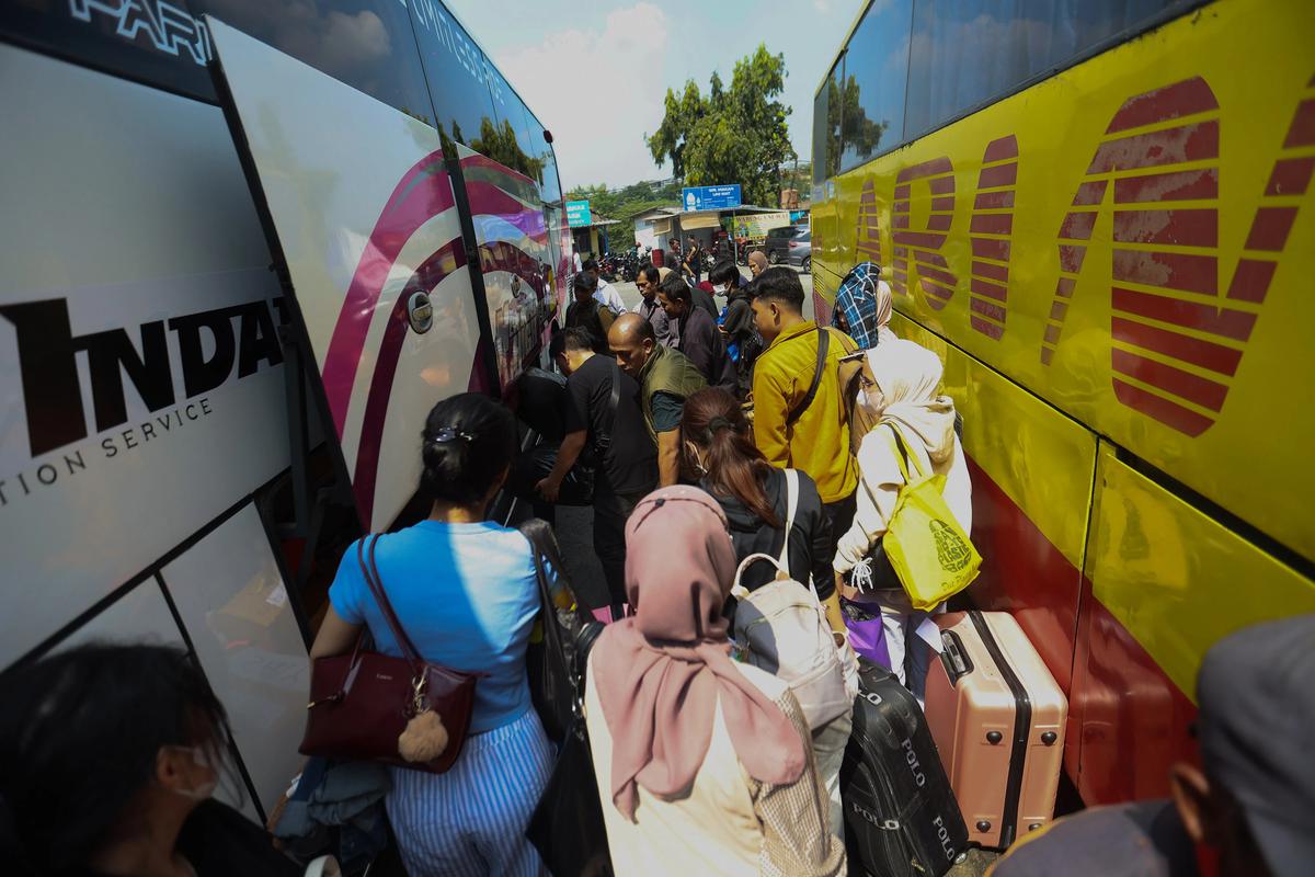 FOTO: Pemudik Padati Terminal Kampung Rambutan Menjelang Lebaran