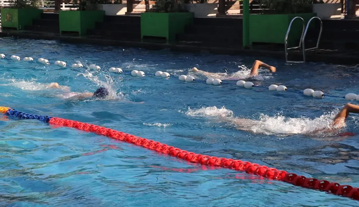 Sesi latihan atlet 12th Asian Open Water Swimming Championship 2026 di Club Jimbaran pada Kamis (11/6/2026). (Bola.com/Alit Binawan)