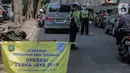 Polisi lalu lintas menggelar Operasi Zebra 2019 di Jalan Boulevard Gading Raya, Jakarta, Kamis (24/10/2019). Operasi selama dua pekan hingga 5 November mendatang tersebut untuk meningkatkan kepatuhan dan kedisiplinan pengendara kendaraan bermotor dalam berlalu lintas. (Liputan6.com/Faizal Fanani)