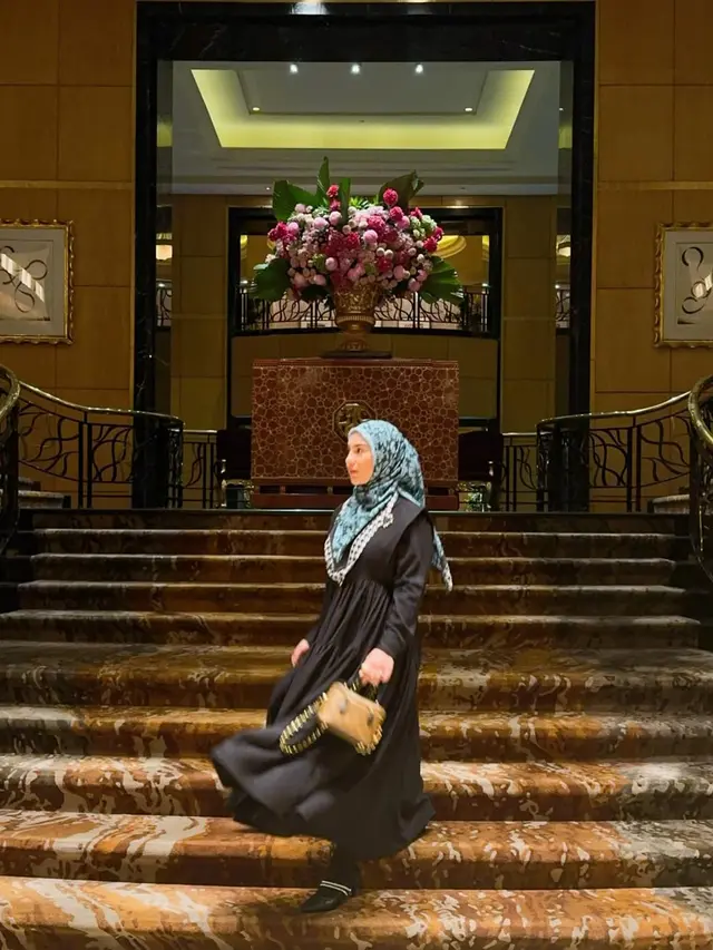 6 Model Gamis Hitam Elegan Irish Bella dan Setelan Hijabnya