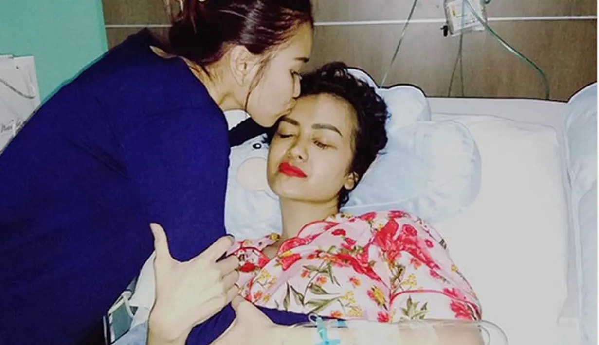 Serangkaian perawatan medis seperti kemoterapi bersama konsumsi obat-obatan keras membuat efek berkesinambungan terhadap tubuh Julia Perez. Tubuhnya terlihat makin kurus. (Instagram/juliaperrezz)