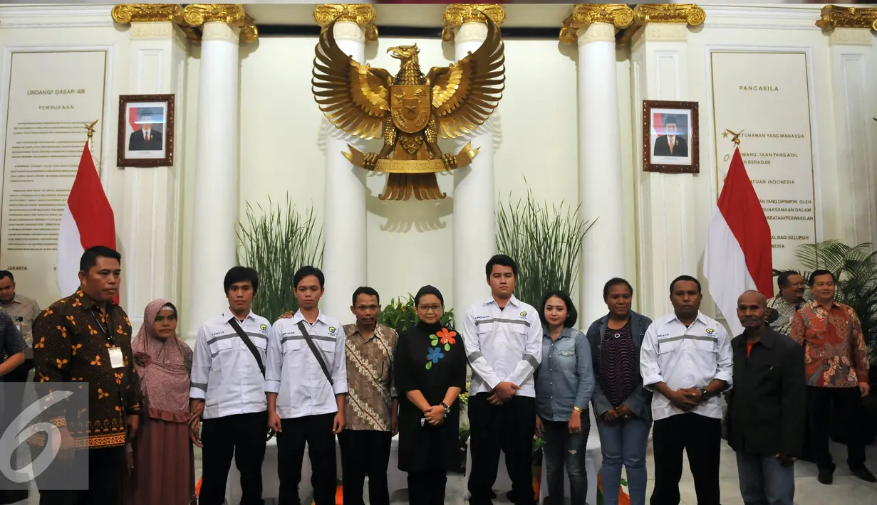 Menlu Retno Marsudi berpose bersama ABK dan keluarga ABK yang disandera oleh kelompok Abu Sayyaf di Gedung Pancasila, Jakarta, Jumat (13/5). Pemerintah melakukan serah terima kepada keluarga. (Liputan6.com/Johan Tallo)
