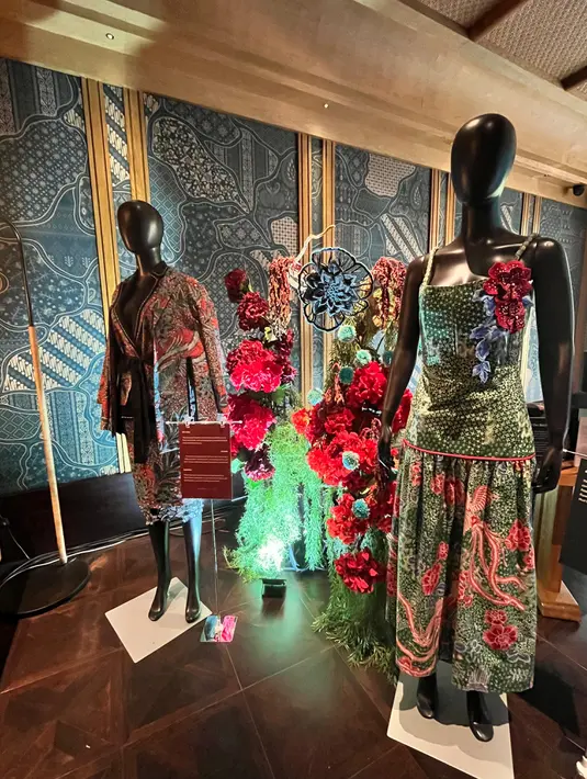 Dikemas dalam acara yang menarik, Amanda menghadirkan koleksi yang indah. Mengambil inspirasi batik Pekalongan untuk koleksi terbarunya, Amanda ingin menyampaikan makna dan filosofi yang terdapat di setiap helai kain batik. Batik tidak hanya bisa dilihat tetapi juga bisa dirasakan, proses pembuatannya yang rumit juga menjadi salah satu bentuk keindahan dari batik itu sendiri. [ Foto : Fimela.com ]