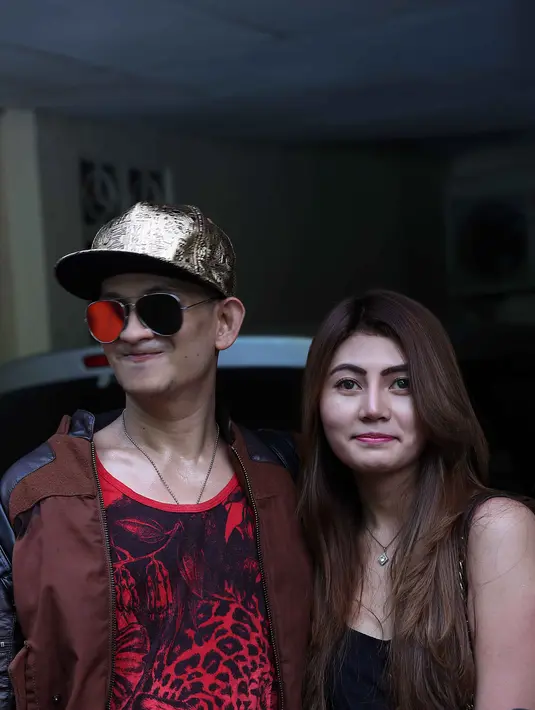 Perbedaan usia yang mencolok pun tidak menjadi kendala bagi jalinan asmara Jupiter dan Widuri. Hanya saja Jupiter enggan memaksa kekasihnya meresmikan hubungan itu di pelaminan. (Nurwahyunan/Bintang.com)