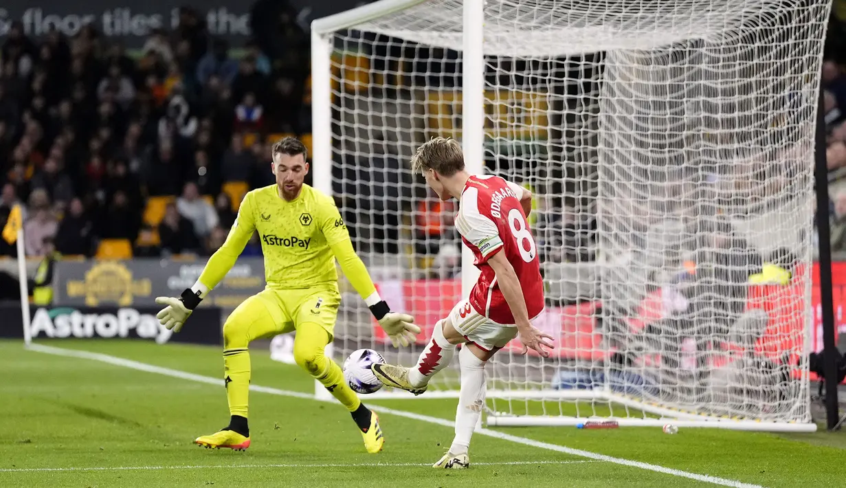 Kapten tim Arsenal, Martin Odegaard mencetak gol kedua timnya ke gawang Wolverhampton Wanderers pada laga pekan ke-33 Premier League 2023/2024 di Molineux Stadium, Wolverhampton, Sabtu (20/4/2024). (PA via AP Photo/Nick Potts)