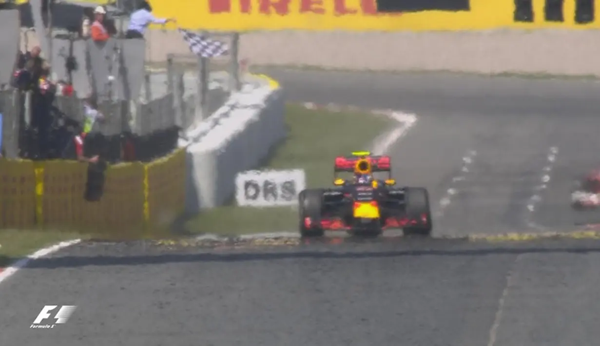 Pebalap Red Bull, Max Verstappen, saat menyentuh finis pertama dalam balapan F1 GP Spanyol di Sirkuit Catalunya, Spanyol, Minggu (15/5/2016). (Bola.com/Twitter/F1)