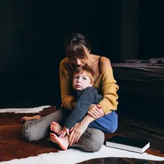 Orangtua perlu menjadi tempat aman bagi anak, agar mereka merasa diterima apa adanya, bahkan saat perasaannya sedang tidak baik. (foto/dok: freepik/senivpetro)