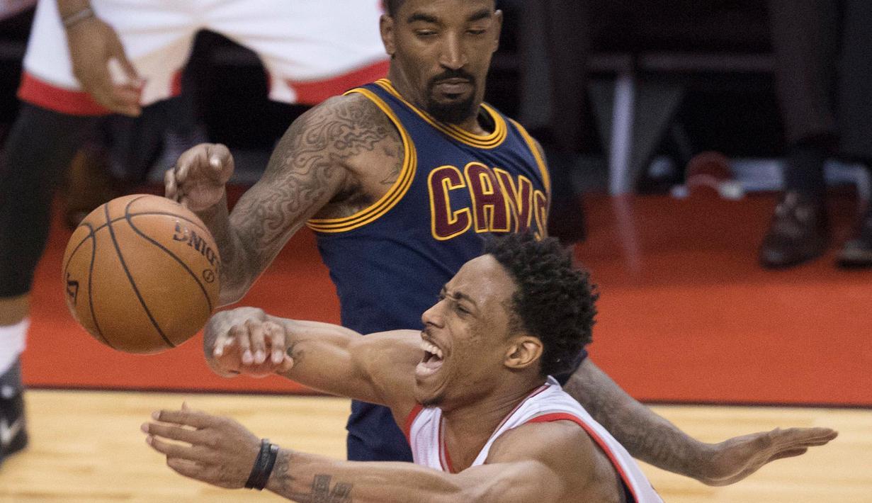 Pemain Toronto Raptors, DeMar DeRozan saat bertanding melawan Cleveland Cavaliers pada Semifinal Wilayah Timur Playoffs NBA 2017 di Toronto (5/5). Pada pertandingan itu DeMar DeRozan hanya mencetak 37 poin. (Frank Gunn/The Canadian Press via AP)