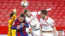 Pemain Sevilla, Youssef En-Nesyri, duel udara dengan pemain Barcelona, Antoine Griezmann, pada laga leg pertama semifinal Copa del Rey di Estadio Ramon Sanchez Pizjuan, Kamis (11/2/2021). Barcelona tumbang dengan skor 2-0. (AP/Angel Fernandez)