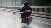 Ilustrasi berkendara sepeda motor saat hujan (masrsalisilaw.com)