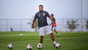 Asisten pelatih Timnas Indonesia, Denny Landzaat, hadir saat latihan perdana untuk persiapan laga Kualifikasi Piala Dunia 2026 zona Asia di Bali United Training Center (BUTC) Kabupaten Gianyar, Senin (26/5/2025). (Bola.com/Alit Binawan)