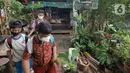 Anak-anak mengunjungi pustaka mini Bale Buku, Kramat Jati, Jakarta Timur, Kamis (20/01/2022). Bale buku yang diresmikan pada Sabtu (15/1) dibangun dari barang-barang bekas tersebut untuk memberi ruang bagi anak-anak serta warga agar gemar membaca. (Liputan6.com/Herman Zakharia)