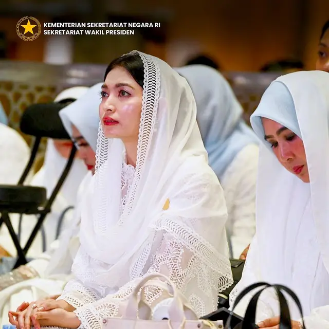 Tampilan Glowing Selvi Ananda Saat Berburu Takjil, Tampil Clean dengan Outfit Serba Putih