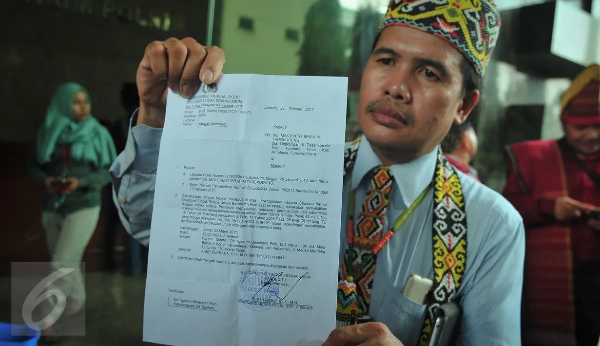 Surat laporan Pendeta Max Everton Ibrahim Tangkudung untuk Imam besar FPI Habib Rizieq ditunjukkan di kantor sementara Bareskrim di kompleks Kementerian Kelautan dan Perikanan, Jakarta, Jumat (3/3). (Liputan6.com/Faizal Fanani)