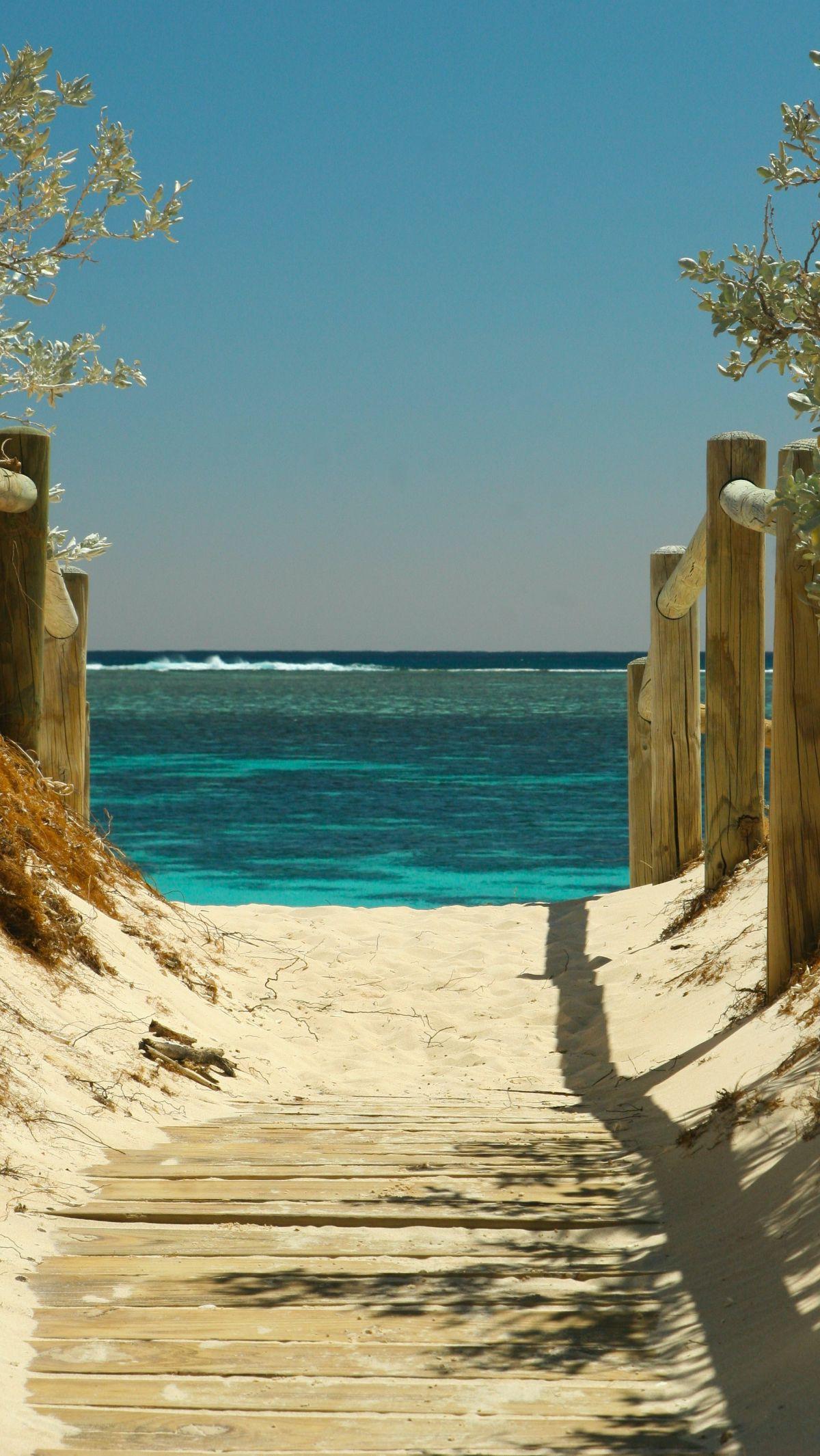 Pantai Anyer adalah sebuah destinasi wisata yang memikat, terletak di pesisir barat Provinsi Banten, Indonesia. Dengan pasir putih yang lembut, ombak yang memikat, dan panorama alam yang menakjubkan, Pantai Anyer menawarkan pengalaman liburan yang tak ter