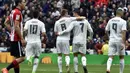 Cristiano Ronaldo merayakan gol ke gawang Athletic Club Bilbao bersama rekan-rekannya pada lanjtan La Liga Spanyol pekan ke-24 di Stadion Santiago Bernabeu,  Madrid, Sabtu (13/2/2016). (AFP/Gerrard Julien)