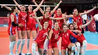 Para pemain Serbia merayakan kemenangan atas Italia dalam pertandingan perempat final bola voli Olimpiade Tokyo 2020 di Ariake Arena, Tokyo, Jepang, Rabu, 4 Agustus 2021. (PEDRO PARDO / AFP)