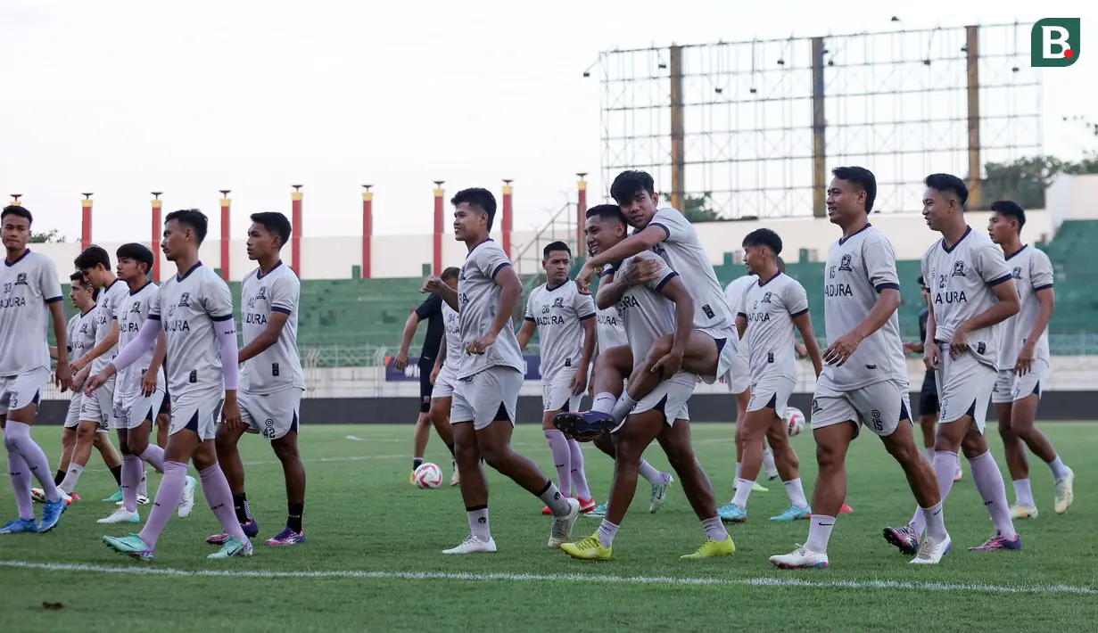 <p>Para pemain Madura United dalam sesi official training di Stadion Gelora Bangkalan, Madura, Kamis (30/5/2024) jelang laga leg kedua final Championship Series BRI Liga 1 2023/2024 menghadapi Persib Bandung, Jumat, 31 Mei 2024. (Bola.com/Bagaskara Lazuardi)</p>