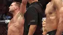 <p>Michael Chandler (kiri) merayakan kemenangan KO atas Tony Ferguson pada pertarungan kelas ringan putra UFC 274 di Footprint Center, Phoenix, Arizona, Amerika Serikat, 7 Mei 2022. Chandler dinyatakan menang KO atas Ferguson. (Christian Petersen/Getty Images/AFP)</p>