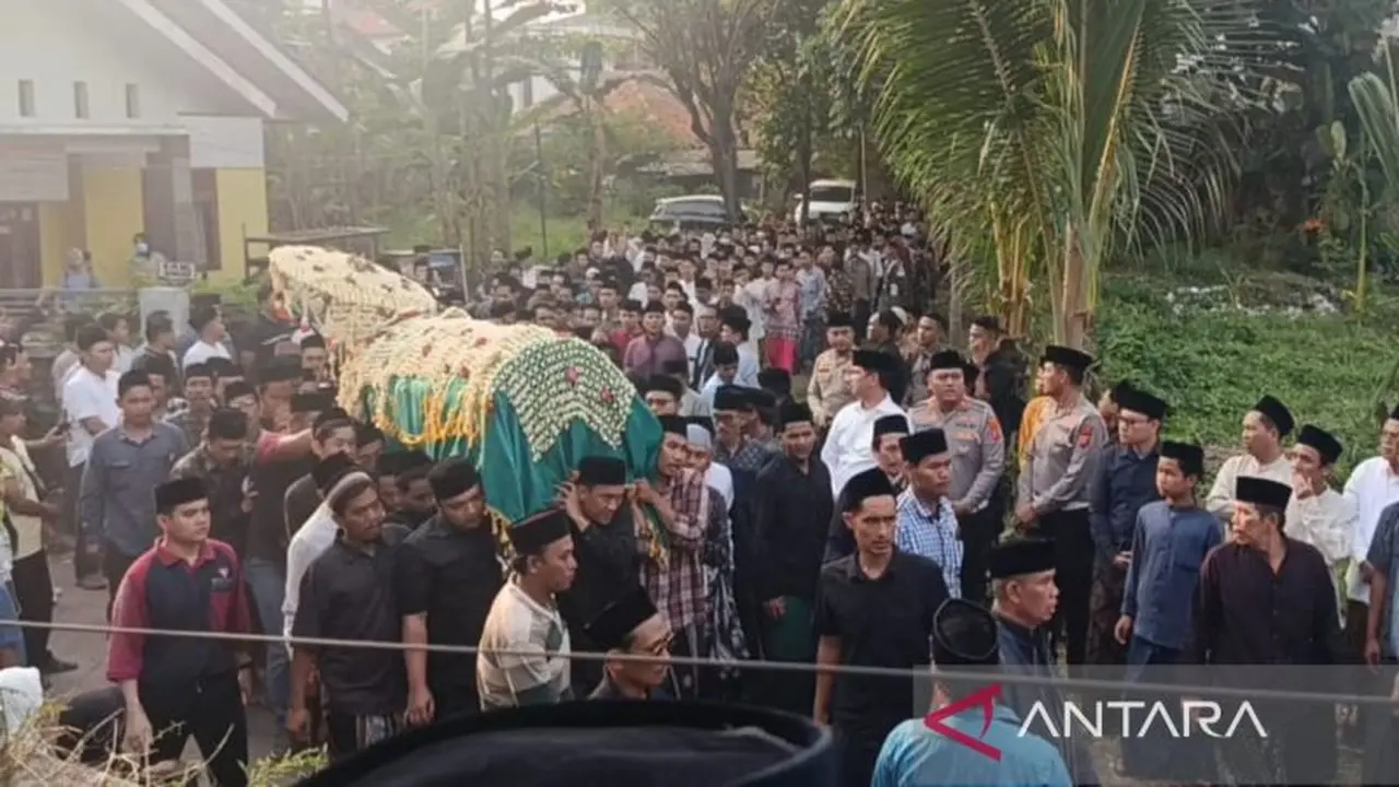 Proses pemakaman KH Adib Rofiuddin Izza. (Antara)