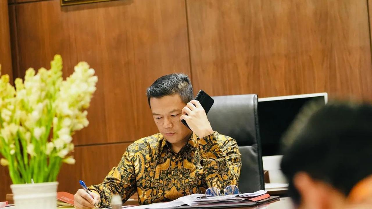 Kumpulan Foto Menlu Berdarah Kopassus Berpose Serius Sedang Telepon Orang-orang Penting
