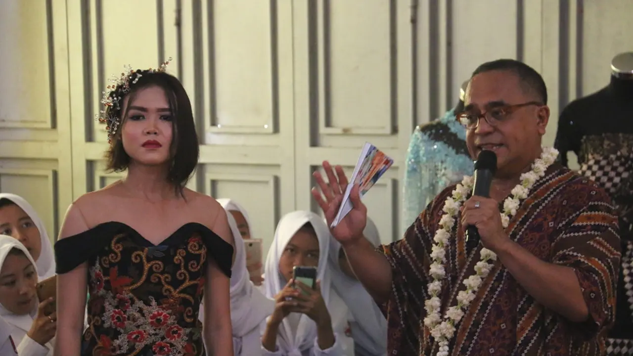 Samuel Wattimena menjadi pembicara utama dalam gelar wicara keahlian tata busana di Purbalingga, Jawa Tengah. (Foto: Liputan6.com/Muhamad Ridlo)