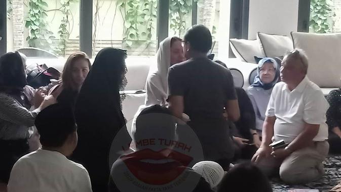 Pagar Rumah Unik Yang Ada Di Dunia Suasana Rumah Duka Ashraf Sinclair di Dalam dan Luar Rumah 