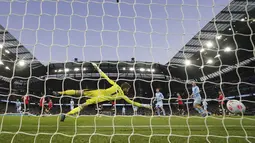 Kiper Manchester United (MU) David de Gea gagal melakukan penyelamatan dari tendangan penyerang Manchester City Riyad Mahrez dalam laga pekan ke-28 Liga Inggris 2021/2022, Minggu malam (6/3/2022) di Etihad Stadium. Manchester City menang telak 4-1 atas MU. (AP Photo/Jon Super)