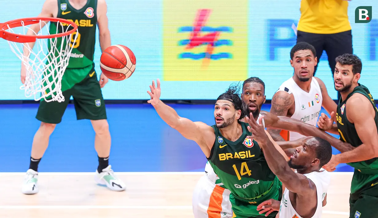 Pebasket Brasil, Leonardo Meindl berusaha mencetak poin pada laga ketiga Grup G Piala Dunia FIBA 2023 melawan Pantai Gading di Indonesia Arena, Senayan, Jakarta, Rabu (30/08/2023). Brasil menang dengan skor 89-77. (Bola.com/Bagaskara Lazuardi)