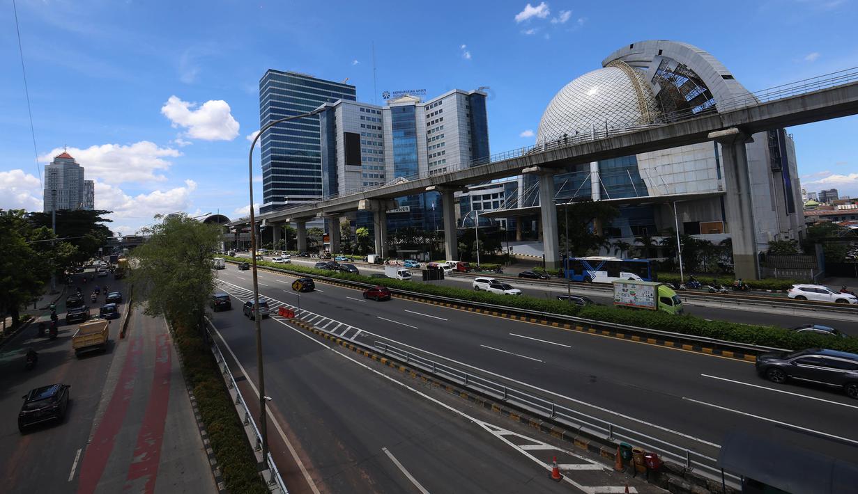 Kebijakan ini tidak berlaku bagi ASN yang bertugas di sektor pelayanan langsung seperti guru atau tenaga medis yang tetap melakukan tugas tatap muka. Tampak dalam foto, suasana ruas jalan Jenderal Gatot Subroto, Jakarta, saat pemberlakukan kebijakan Work From Home (WFH) untuk Aparatur Sipil Negara (ASN), Jumat (10/4/2026). (Kapanlagi.com/Budy Santoso)
