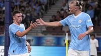 Selebrasi striker Manchester City, Erling Haaland (kanan) bersama Phil Foden setelah mencetak gol ke gawang Yokohama Marinos pada laga uji coba pramusim 2023/2024 di Tokyo, Jepang (23/7/2023). (AP Photo/Shuji Kajiyama)