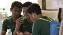 Pemain Timnas Indonesia, Zulfiandi dan Putu Gede, saat berada di Hotel Al Meroz, Bangkok, Kamis, (15/11). Hotel bernuansa Islami itu menjadi tempat penginapan Indonesia jelang laga Piala AFF 2018 melawan Thailand. (Bola.com/M. Iqbal Ichsan)