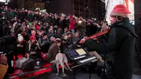 Musisi Laurie Anderson menggelar konser di Times Square dengan anjing sebagai penonton utamanya.