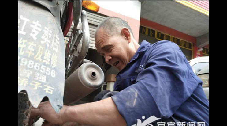 Meski Buta Pria Ini Bisa Mendeteksi dan Perbaiki 