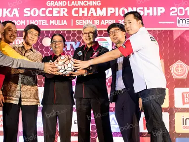 Direktur PT GTS, Joko Driyono, dan para sponsor meresmikan bergulirnya Torabika Soccer Championship 2016 presented by IM3 Ooreedoo di Hotel Mulia, Jakarta, Senin (18/4/2016). (Bola.com/Vitalis Yogi Trisna)