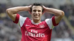 Robin van Persie menjadi pengganti kapten Arsenal setelah ditinggal Fabregas. Ia merupakan salah satu penyerang terbaik saat itu dan berhasil menyabet gelar sepatu emas dan pemain terbaik Liga Inggris 2011/2012. Namun, dirinya memilih hengkang ke MU semusim berselang. (AFP/Graham Stuart)