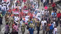 Walikota Semarang Hendar Prihadi dan Wakilnya Hevearita Gunaryanti saat di arak dengan becak usai pelantikan di Semarang , Rabu (17/2). 17 pasangan kepala daerah diambil sumpah jabatan masing-masing untuk daerah Jawa Tengah. (Liputan6.com/Gholib)