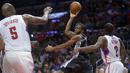 Pemain San Antonio Spurs, Kawhi Leonard (tengah) melakukan tembakan melewati hadangan para pemain L. A. Clippers  pada laga NBA basketball game di Staples Center, (22/12/2016). Clippers menang 106-101. (Reuters/Gary A. Vasquez-USA TODAY Sports)