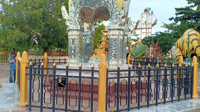 Patung Buddha bernama Se Mien Fo berdiri megah di halaman belakang TITD Kwan Sing Bio Kabupaten Tuban (Liputan6.com/Ahmad Adirin)