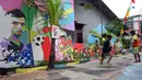 Anak-anak bermain bola di sebuah gang di Kinayungan, Tangsel, Kamis (28/6). Warga di perumahan tersebut menghias lingkungannya menjadi "Kampung Piala Dunia" guna menyemarakan perhelatan sepak bola Piala Dunia 2018 di Rusia. (Merdeka.com/ Arie Basuki)