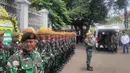 Tampak anggota TNI berjejer saat mengikuti prosesi pemakaman R. Wibowo Wirjodiprodjo untuk memberikan penghormatan terakhir sebelum dimakamkan. [Instagram/ariwibowo_official]