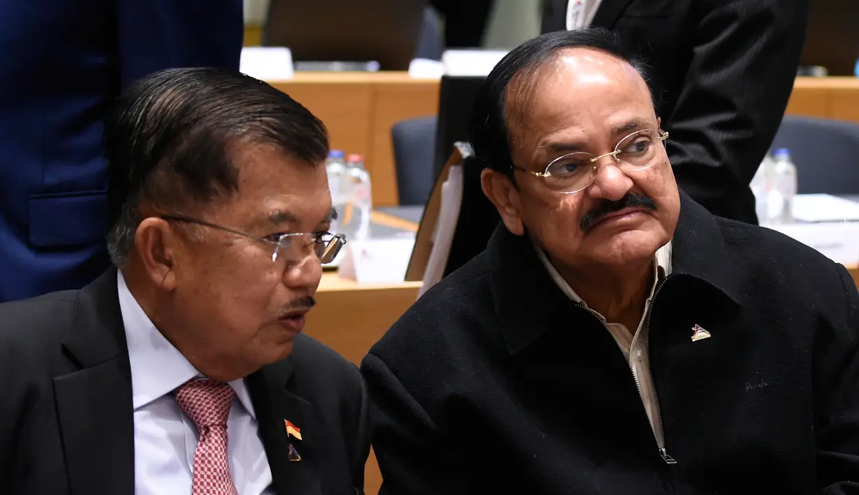 Wapres Indonesia, Jusuf Kalla berbincang dengan Wapres India, Venkaiah Naidu selama pertemuan KTT ASEM ke-12 di Brussels, Belgia, (18/10). KTT ASEM ke-12 mengangkat tema Europe and Asia: Global Partners for Global Challenges. (AFP Photo/John Thys)
