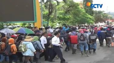 Setibanya di kantor DPR Kotabaru sejumlah perwakilan karyawan diterima ketua bersama dua wakil ketua DPRD Kotabaru.