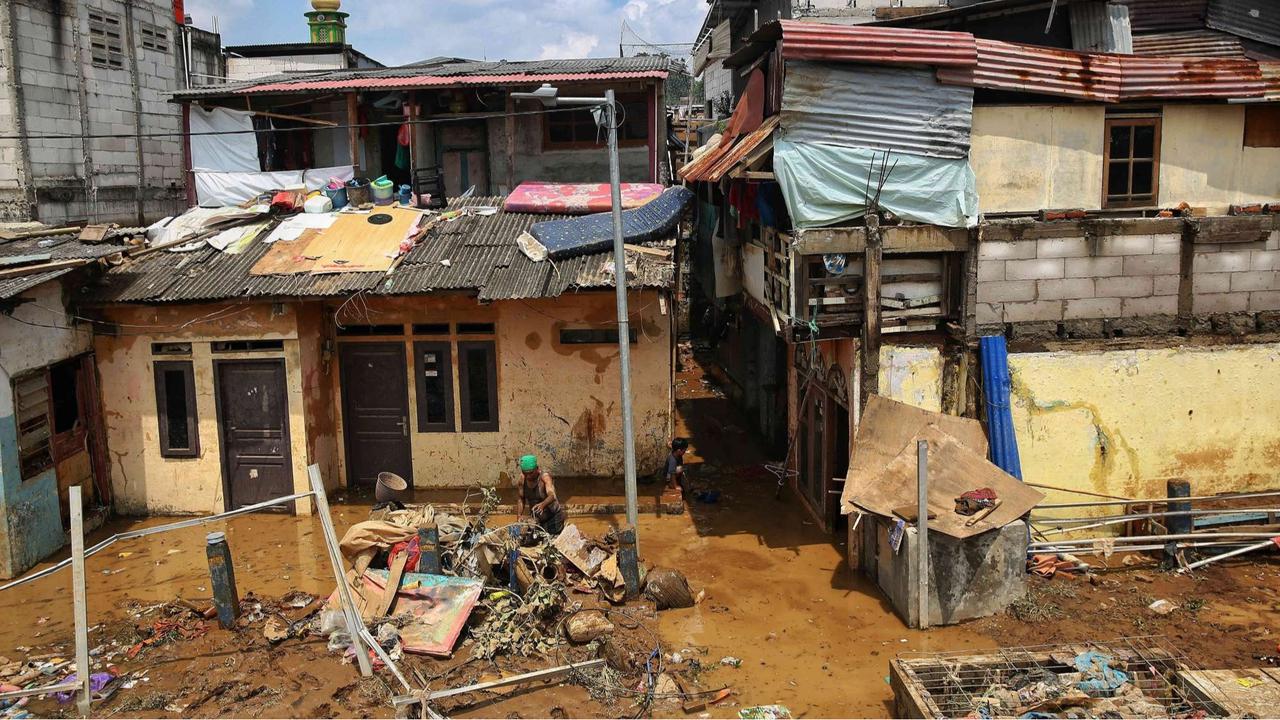 Warga berjibaku bersihkan sampah dan lumpur sisa banjir