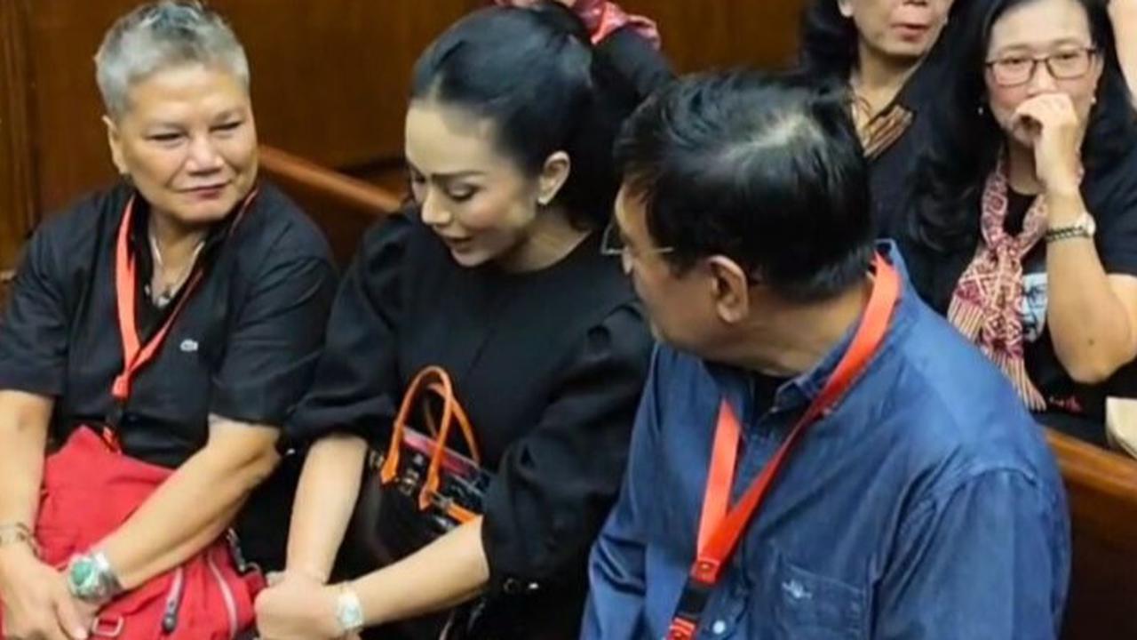 Potret Cantik Mimi KD Berbaju Hitam Hadiri Sidang Hasto Kristiyanto