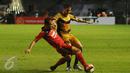 Bek Semen Padang, Hamdi Ramdan (kiri) menahan pergerakan penyerang Mitra Kukar, Patrick de Santos pada laga final Piala Jenderal Sudirman di Stadion GBK Jakarta, Minggu (24/1/2016). Ini pertemuan ketiga bagi kedua tim. (Liputan6.com/Helmi Fithriansyah)