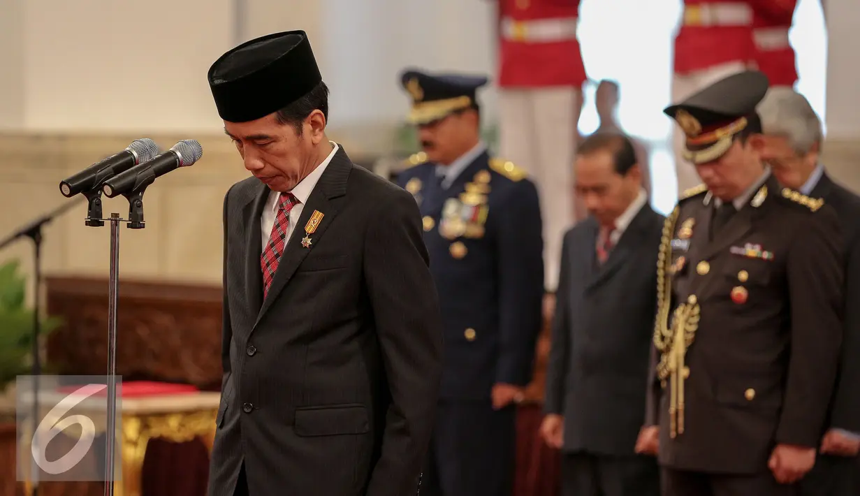 Presiden Joko Widodo saat mengikuti penganugrahan gelar pahlawan nasional kepada lima tokoh di Istana Negara, Jakarta, Kamis (5/11). Penganugerahan ini merupakan agenda rutin jelang Hari Pahlawan tiap 10 November. (Liputan6.com/Faizal Fanani)