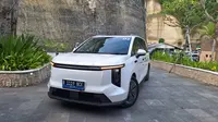 Merasakan Kenyamanan Kursi Penumpang MPV Listrik Mewah Maxus Mifa 7 (Arief A/Liputan6.com)