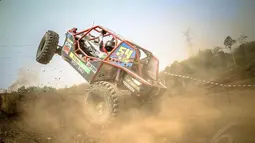 Seorang peserta turnamen ekstrem offroad di Lubuk Linggau, Sumatera Selatan tampak berusaha mengendalikan mobil yang dikendarainya (Liputan6.com/Faizal Fanani)